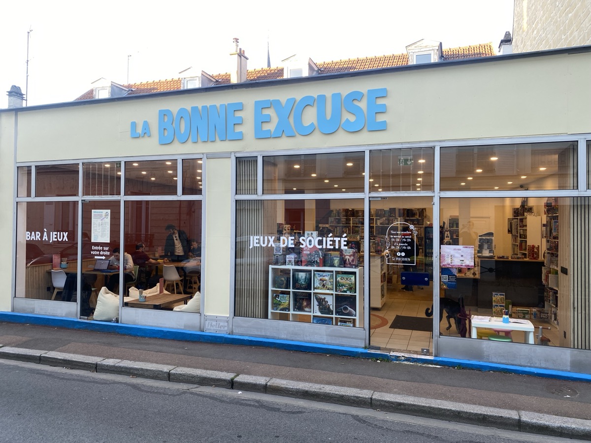 La devanture de La Bonne Excuse, bar à jeux à Maisons-Laffitte